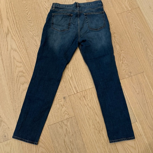 Old Navy - Built-In Flex Athletic Jeans - 33x32 - Picture 2 of 4